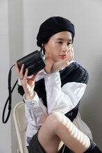 將圖片載入圖庫檢視器 LOEKA Fave 黑色迷你側背翻蓋卡包