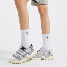 將圖片載入圖庫檢視器 AKIII CLASSIC Granada 雙魔鬼氈淺灰涼鞋