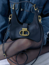 將圖片載入圖庫檢視器 LOEKA Gota M 都會知性黑色馬鞍肩背包