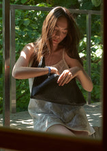 將圖片載入圖庫檢視器 KWANI 編織壓紋Hobo (4色)