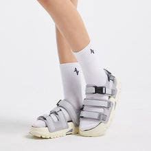 將圖片載入圖庫檢視器 AKIII CLASSIC Granada 雙魔鬼氈淺灰涼鞋