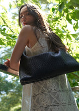 將圖片載入圖庫檢視器 KWANI 編織壓紋Hobo (4色)