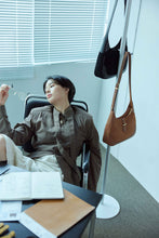 將圖片載入圖庫檢視器 LOEKA Diane 黑色兩用拼接Hobo Bag