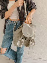 將圖片載入圖庫檢視器 MARHEN.J Scarlet 米白色尼龍束繩背包