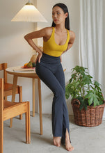 將圖片載入圖庫檢視器 CONCHWEAR 蜜桃臀緊身運動開岔喇叭褲 4色