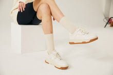 將圖片載入圖庫檢視器 GRIMPER Stick Rugged 奶油白厚底球鞋 (MONSTA X 亨元同款)