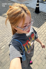 將圖片載入圖庫檢視器 FALLETT Nero Band 四隻貓貓深灰色短袖上衣((G)I-DLE田小娟、韓韶禧同款)