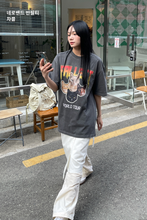 將圖片載入圖庫檢視器 FALLETT Nero Band 四隻貓貓深灰色短袖上衣((G)I-DLE田小娟、韓韶禧同款)