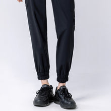 將圖片載入圖庫檢視器 AKIII CLASSIC Praha 全黑色經典復刻中性老爹鞋