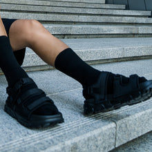 將圖片載入圖庫檢視器 AKIII CLASSIC Granada 雙魔鬼氈全黑涼鞋