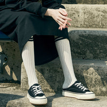 將圖片載入圖庫檢視器 AKIII CLASSIC Bold 黑底白色厚底穆勒鞋