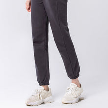 將圖片載入圖庫檢視器 AKIII CLASSIC Praha 奶酪色經典復刻中性老爹鞋