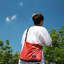 將圖片載入圖庫檢視器 OVER LAB Another High 大尺寸環保斜垮包_2色