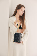 將圖片載入圖庫檢視器 LOEKA Matilda 黑色牛皮束口水桶包