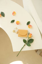 將圖片載入圖庫檢視器 D.LAB Nini 黃色微笑真皮卡夾零錢包