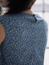 將圖片載入圖庫檢視器 DOLSILNAI 碎花印染無袖藍色上衣