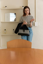 將圖片載入圖庫檢視器 DEPOUND 深灰色牛皮新月方形包