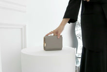 將圖片載入圖庫檢視器 D.LAB Teen Lip 灰褐色鍊條迷你方包