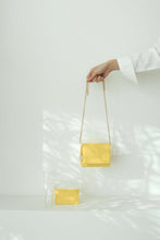 將圖片載入圖庫檢視器 D.LAB Teen Lip 黃色鍊條迷你方包
