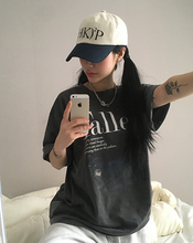 將圖片載入圖庫檢視器 FALLETT Deux Nero 黑貓深灰色短袖上衣(STAYC秀珉同款)