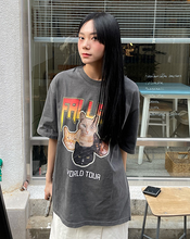 將圖片載入圖庫檢視器 FALLETT Nero Band 四隻貓貓深灰色短袖上衣((G)I-DLE田小娟、韓韶禧同款)