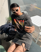 將圖片載入圖庫檢視器 FALLETT Nero Band 四隻貓貓深灰色短袖上衣((G)I-DLE田小娟、韓韶禧同款)