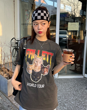 將圖片載入圖庫檢視器 FALLETT Nero Band 四隻貓貓深灰色短袖上衣((G)I-DLE田小娟、韓韶禧同款)