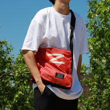將圖片載入圖庫檢視器 OVER LAB Another High 大尺寸環保斜垮包_2色