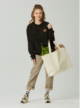 將圖片載入圖庫檢視器 GRIMPER Pretzel 黑色蝴蝶脆餅🥨大學T