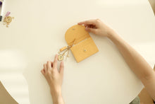 將圖片載入圖庫檢視器 D.LAB Nini 黃色微笑真皮卡夾零錢包