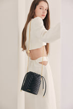 將圖片載入圖庫檢視器 LOEKA Matilda 黑色牛皮束口水桶包