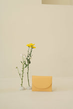 將圖片載入圖庫檢視器 D.LAB Nini 黃色微笑真皮卡夾零錢包