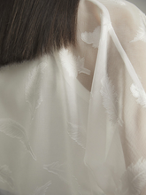 將圖片載入圖庫檢視器 EMKM 透膚白色羽毛提花襯衫