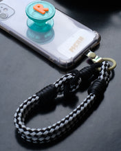 將圖片載入圖庫檢視器 MCRN 手機夾片+手腕掛繩黑白菱格 組合