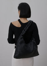 將圖片載入圖庫檢視器 KWANI Textured 黑色壓紋新月包