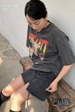 將圖片載入圖庫檢視器 FALLETT Nero Band 四隻貓貓深灰色短袖上衣((G)I-DLE田小娟、韓韶禧同款)