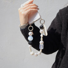 將圖片載入圖庫檢視器 ARNO Beads 可拆式 珠鍊防撞手機殼_小達爾馬西安