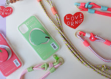 將圖片載入圖庫檢視器 MCRN 手機夾片+手腕掛繩草莓牛奶 組合