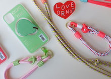 將圖片載入圖庫檢視器 MCRN 手機夾片+手腕掛繩草莓牛奶 組合