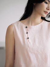 將圖片載入圖庫檢視器 DOLSILNAI 鈕扣裝飾無袖上衣 (2色)