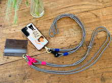 將圖片載入圖庫檢視器 MCRN 手機夾片+編繩長背帶條紋黑白 組合