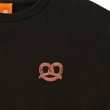 將圖片載入圖庫檢視器 GRIMPER Pretzel 黑色蝴蝶脆餅🥨大學T