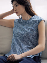 將圖片載入圖庫檢視器 DOLSILNAI 碎花印染無袖藍色上衣