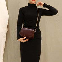 將圖片載入圖庫檢視器 D.LAB Momo 酒紅色側背包(雙背帶)