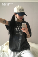 將圖片載入圖庫檢視器 FALLETT Deux Nero 黑貓深灰色短袖上衣(STAYC秀珉同款)