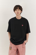 將圖片載入圖庫檢視器 BEYOND CLOSET 浪漫愛心黑色純棉短袖T恤