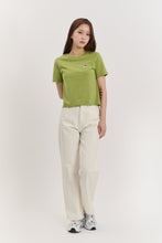 將圖片載入圖庫檢視器 BEYOND CLOSET 經典刺繡綠色純棉短版T恤