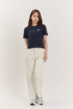 將圖片載入圖庫檢視器 BEYOND CLOSET 經典刺繡海軍藍純棉短版T恤