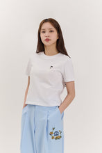 將圖片載入圖庫檢視器 BEYOND CLOSET 經典刺繡白色純棉短版T恤