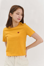 將圖片載入圖庫檢視器 BEYOND CLOSET 浪漫愛心黃色純棉短版T恤
